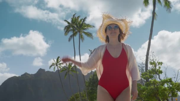 Mujer Feliz Viaje Verano Hawaii Aventura Vacaciones Verano Nuevos Recuerdos — Vídeos de Stock