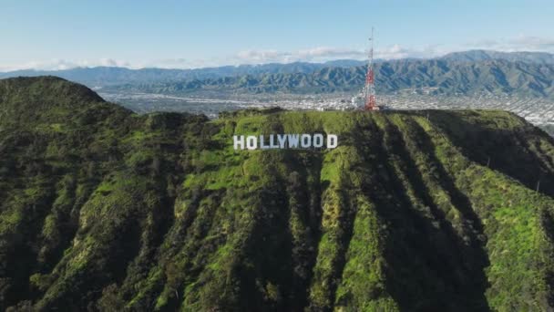 헬리콥터는 2018 로스앤젤레스 캘리포니아 Usa 아름다운 언덕에 버뱅크와 꼭대기를 배경으로 — 비디오