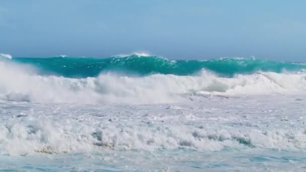 强风4K的危险冲浪条件 缓慢运动的铁丝网波与纹理和风喷雾 原始的自然奇观拍摄在红色相机上 北岸瓦胡岛蓝色夏威夷岛暑假 — 图库视频影像