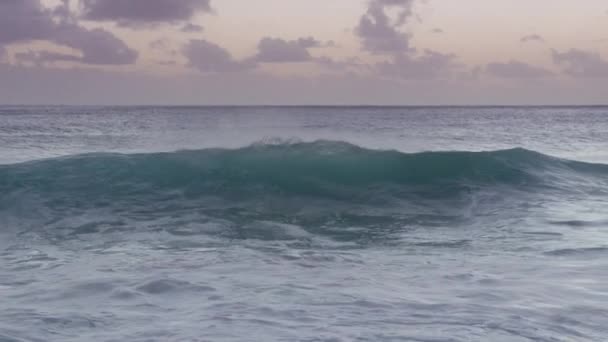 黑暗平静的海浪拍打着水花 黄昏后黄昏的天空 美丽的海底色 慢动作的红色相机拍摄 洛基海滩瓦胡岛 夏威夷野生自然 漫游情欲旅游美国 — 图库视频影像