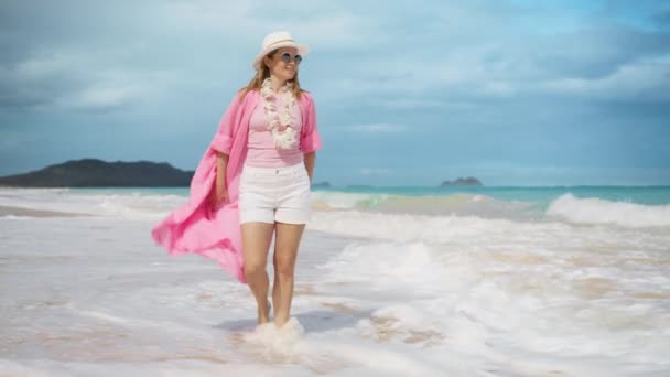 Gülümseyen Kadın Hawaii Tatilinde Gülüyor Hawaii Adası Ndaki Güneşli Oahu — Stok video