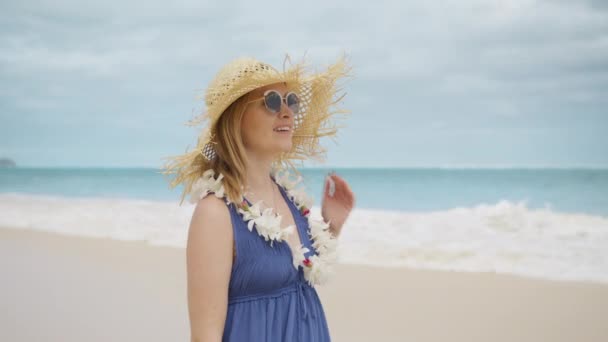 Glückliche Frau Mit Blumenmuster Und Schickem Strohhut Hawaiianische Inselkreuzfahrt Oahu — Stockvideo