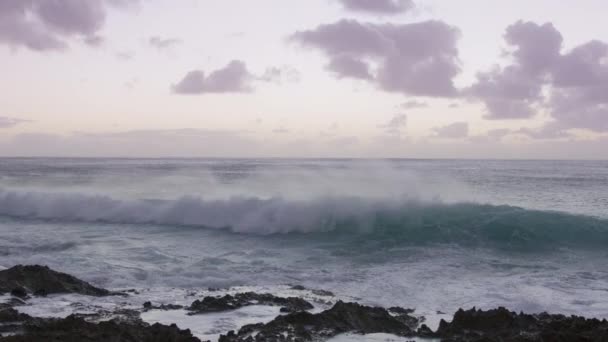 Krachende Welle Mit Schäumend Weißen Tröpfchen Welle Kracht Zeitlupe Auf — Stockvideo