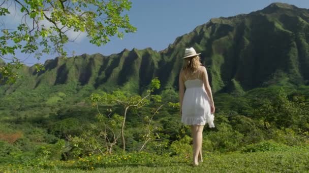 Happy Autentyczne Dziewczyna Odwraca Się Tropikalnych Egzotycznych Hawajów Krajobraz Przyrody — Wideo stockowe