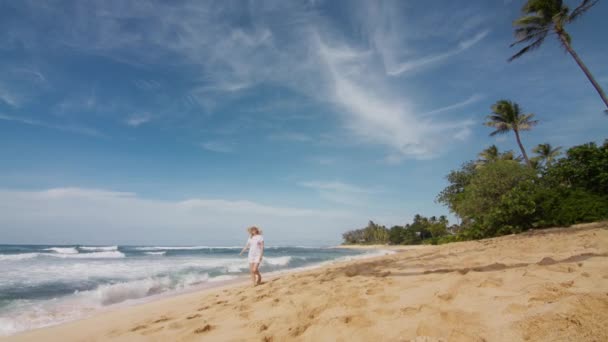 Gadis Tersenyum Dengan Topi Jerami Pantai Dengan Latar Belakang Pohon — Stok Video