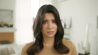 Üzgün bir genç kadın kendini kötü hissediyor. Endişeli, utangaç, üzgün, başı dertte olan bir kadın. Evde yalnız başına kameraya poz vermek için psikolojik yardıma ihtiyacı var.
