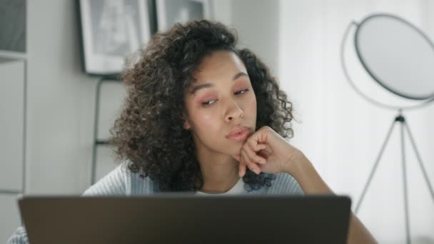 悲しいアフリカのビジネス女性がコンピュータ作業を終え ノートパソコンを閉じて 元に戻すプロジェクトの深い考えに目を向け 時間内に行われないタスクに不満を感じる職場に座って4K — ストック動画