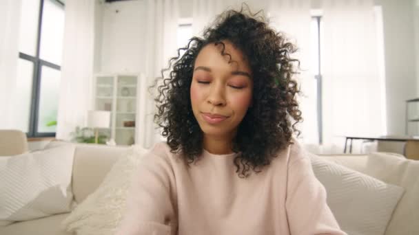 Mujer Joven Color Hablando Videollamada Vlogger Con Afro Peinado Usando — Vídeos de Stock