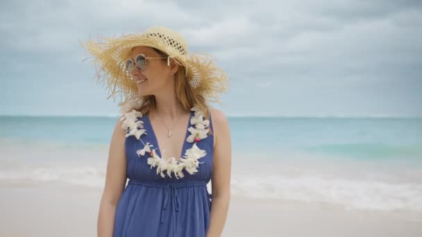 站在热带海滩上的快乐浪漫女子的户外肖像 背景优美 笑容可亲的女孩穿着时髦的布豪时尚风格和草帽 旅游度假 夏威夷暑假快乐 — 图库视频影像