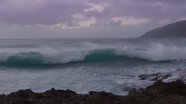 Krachtige Stormachtige Zee Golven Breken Met Sprays Red Camera Shot — Stockvideo