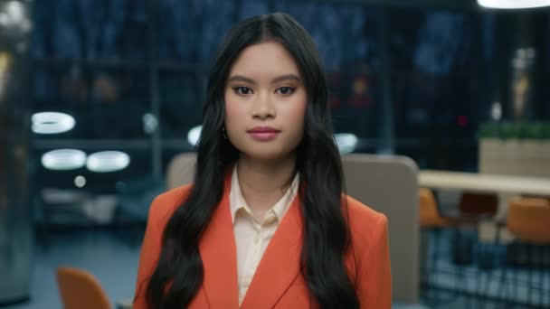 Rosto Bela Mulher Etnia Asiática Com Penteado Elegante Olhando Para — Vídeo de Stock