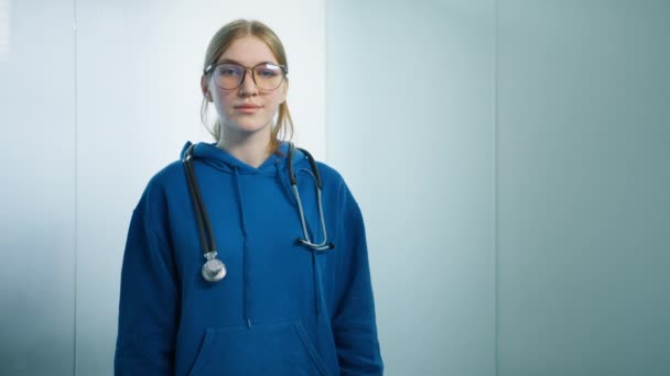 Mavi Üniformalı Gülümseyen Pozitif Kadın Veteriner Portresi Veteriner Kliniğinde Kalıyor — Stok video
