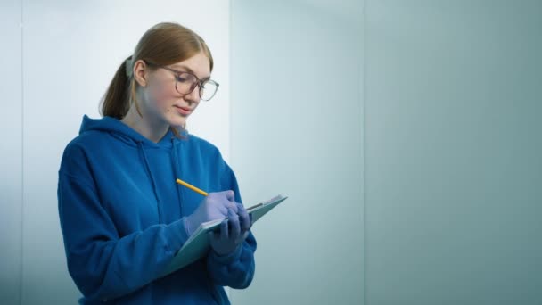 Portrait Caucasian Woman Veterinarian Making Notes Paper Clipboard Looking Straight — Stock Video