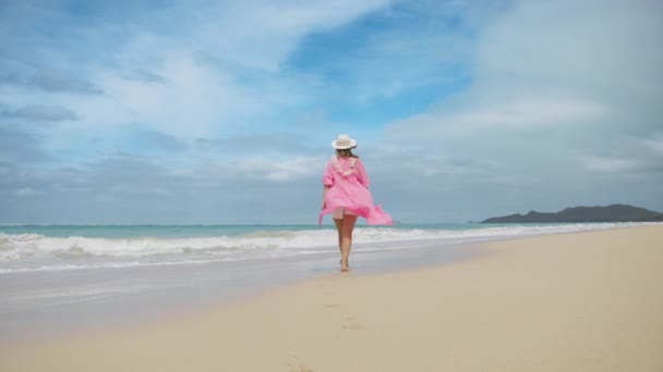 美丽优雅的年轻女子庆祝暑假 慢镜头拍摄的红色相机女孩在热带海滩玩乐 女孩在旅行假期享受阳光灿烂的一天 完美的夏季背景 — 图库视频影像