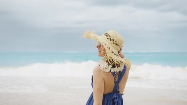 Mujer Romántica Levantando Las Manos Sintiéndose Libre Relajándose Playa Hawaiana — Vídeos de Stock