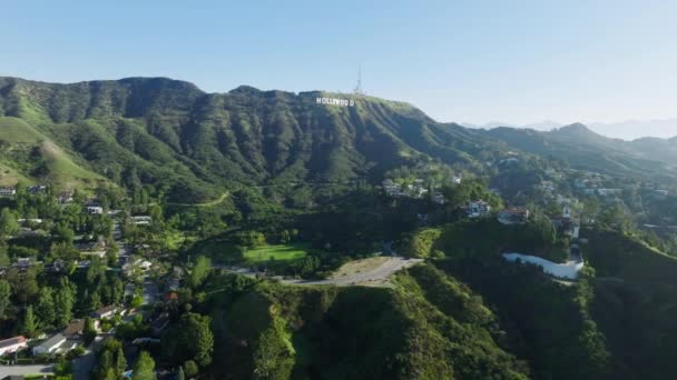 Panoramica Aerea Sopra Hollywood Case Quartiere Lago Colline Verdi Panoramiche — Video Stock