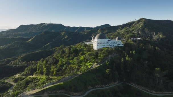 Volando Alrededor Arquitectura Cúpula Observatorio Griffith Señal Hollywood Colina Verde — Vídeos de Stock