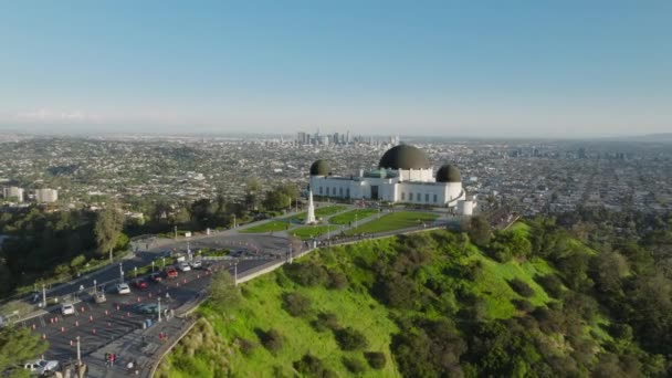 Griffith Gözlemevi Kubbeleri Güneşli Bir Yaz Gününde Hollywood Dağı Ndaki — Stok video