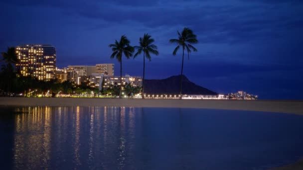 Vista Urbana Cinematográfica Playa Waikiki Honolulu Isla Oahu Hawai Atardecer — Vídeo de stock