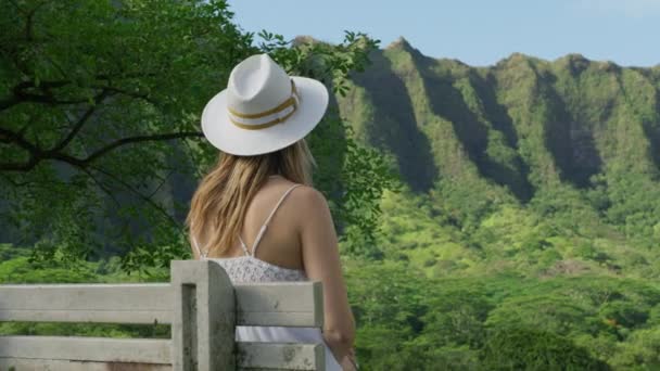 Zpět Pohled Elegantní Cestovatel Žena Relaxační Tropické Zahradě Úžasným Výhledem — Stock video