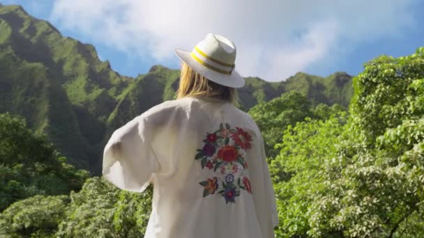 Achteraanzicht Van Meisje Boho Stijl Kimono Jurk Witte Hoed Elegante — Stockvideo