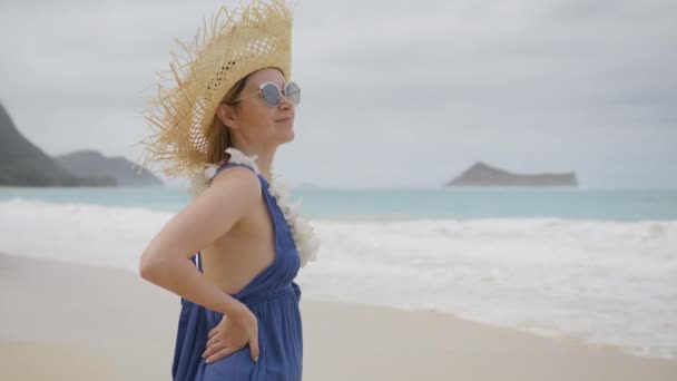 胡拉女人穿着羽毛兰花的画像 美国夏威夷瓦胡岛 夏威夷 美国旅游4K慢镜头 享受美丽的夏日海滩美景的美国女游客开心的笑脸 — 图库视频影像