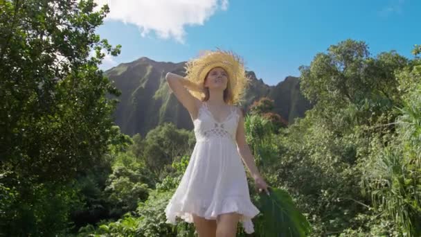Feliz Dama Relajada Disfrutando Hawaii Viaje Usa Joven Viajero Mujer — Vídeos de Stock