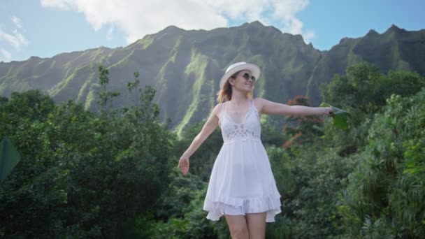 Atractiva Mujer Turística Caminando Sobre Impresionantes Picos Verdes Montaña Fondo — Vídeos de Stock