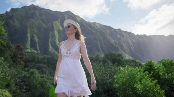 Wspaniała Seksowna Biała Kobieta Białej Sukience Kapeluszu Wakacjach Tropikalnej Wyspie — Wideo stockowe