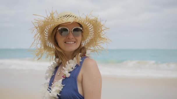 休暇中の太陽の帽子のビーチの女性 背景に海のある若い美の女性の肖像画 大きな帽子とコピースペースで太陽から守る海のビーチで美しいファッション女性 ハワイオアフ島 — ストック動画