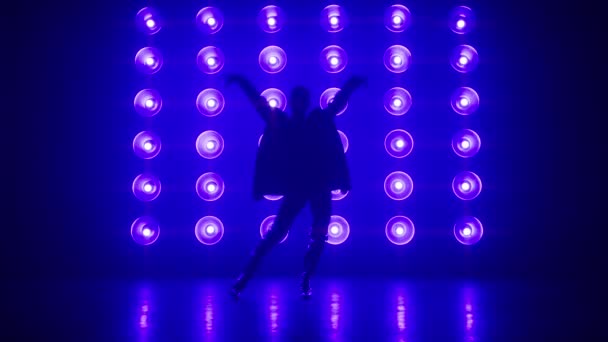 工作室环境与灯泡灯在彩灯墙上黑暗神秘的背景4K 时尚专业舞蹈演员表演性感流行乐或现代嘻哈舞步的轮廓 — 图库视频影像