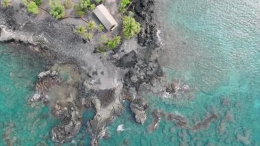 Zengin insanların pahalı tatilleri için Bali tarzı saklanma yerleri olan Kona Köyü 'ndeki kır evlerinin hava manzarası. Sahne favori tatil yeri Kona Village Big Island Hawaii USA 4K