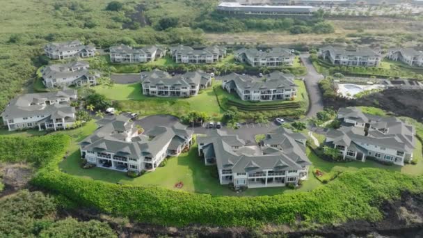 夏威夷昂贵的房地产房子 大岛火山景观的电影天线 黑色熔岩覆盖着鲜亮的绿色和昂贵的大岛别墅 — 图库视频影像