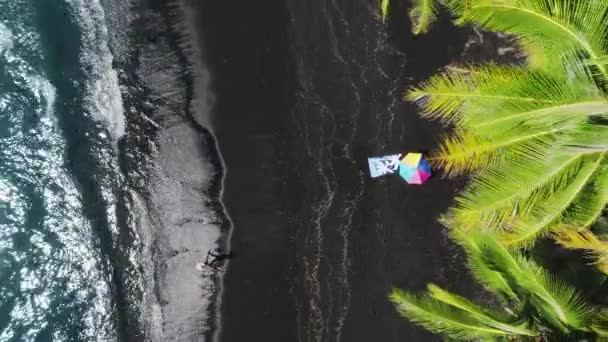 Donna Felice Turista Godendo Spiaggia Nera Big Island Hawaii Nell — Video Stock