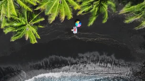 Dovolená Žena Pláži Osušky Opalování Černé Sopečné Pláži Ostrově Havajský — Stock video