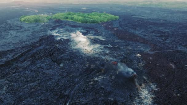 Lotnicza Erupcja Wulkanu Kilauea Spalonymi Nieruchomościami Mieszkalnymi Zakopanymi Czarnym Zamarzniętym — Wideo stockowe