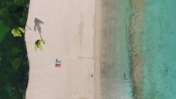 Luchtfoto Filmisch Uitzicht Tropisch Strand Top Uitzicht Wit Zandstrand Zomer — Stockvideo
