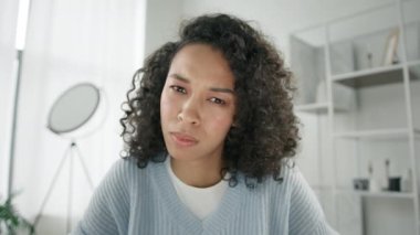 Pozitif Afro-Amerikalı iş kadını iş yerinde video konferansında kameraya konuşuyor. Finansal danışman yönetici danışmanlık istemcisi kameraya bakıyor. Web kamerası görüntüsü 4K