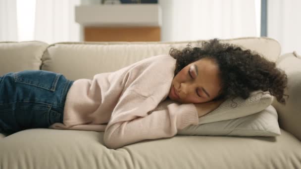 美丽的黑发姑娘在睡在舒适的沙发上做了白日梦后 一天到晚醒来 赶紧从沙发上站了起来 忧心忡忡的年轻非洲裔美国女孩睡过头了4K — 图库视频影像