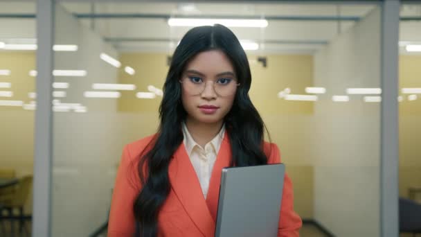 Egy Fókuszált Okos Ázsiai Üzletasszony Portréja Amint Irodai Folyosón Sétál — Stock videók