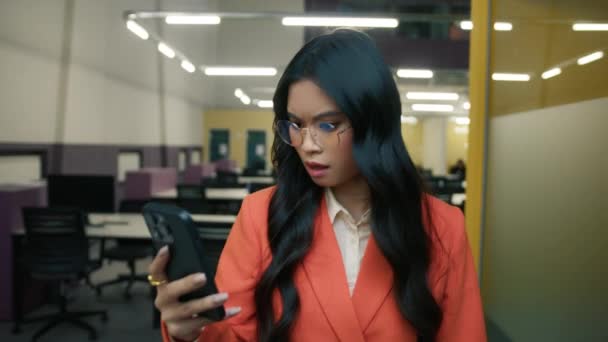 Close Van Gestresste Overstuur Aziatische Multi Raciale Vrouw Met Smartphone — Stockvideo
