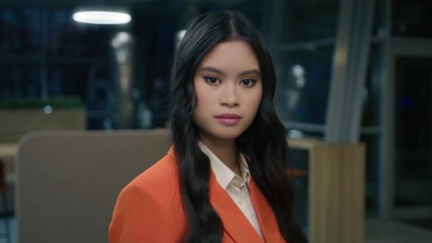 Niezależny Azjatycki Brunetka Dziewczyna Portret Stoi Wewnątrz Biura Nocy Piękna — Wideo stockowe