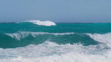 Oahu Adası 'nın kuzey kıyısında güzel mavi dalgalar var. Hawaii 4K RED kamerasının yavaş çekim gücü ve güzelliği. Turkuaz Pasifik Okyanusu ve çarpıcı dalgalar. Fırtınalı okyanus ABD