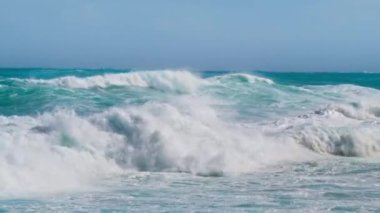 Dalgalar Oahu adasındaki kuzey kıyısına doğru ilerliyor. Hawaii 4K RED kamerasının yavaş çekim gücü ve güzelliği. Çarpıcı dalgaları olan Pasifik Okyanusu. Fırtınalı okyanus akını, büyüleyici görüntüler ABD