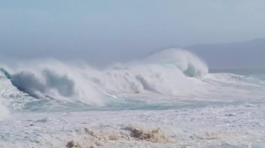 Çarpıcı dalgaları olan Pasifik Okyanusu. Fırtınalı okyanus akını, Oahu adasının kuzey kıyısında dalgaların büyüleyici görüntüleri. Hawaii 'nin yavaş çekim gücü ve güzelliği 4K Kırmızı Kamera