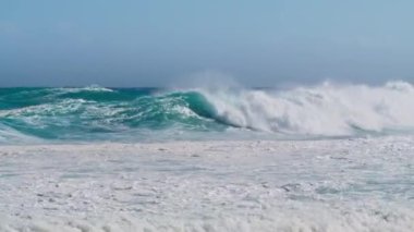 Fırtınalı okyanusun yoğunluğu, Oahu adasındaki kuzey kıyılarına doğru akan dalgaların büyüleyici görüntüleri. Hawaii 4K RED kamerasının yavaş çekim gücü ve güzelliği. Çarpıcı dalgaları olan Pasifik Okyanusu