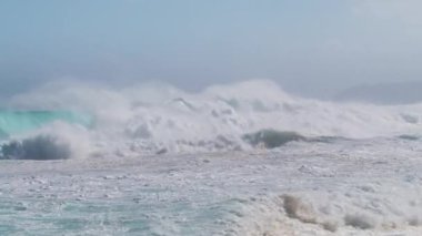 Yavaş çekim RED kamera görüntüsü ve çarpıcı dalgalarla Pasifik Okyanusu 'nun güzelliği. Fırtınalı okyanus akını, büyüleyici dalgaların Oahu Adası, Hawaii 4K 'nın kuzey kıyılarına akış görüntüleri.
