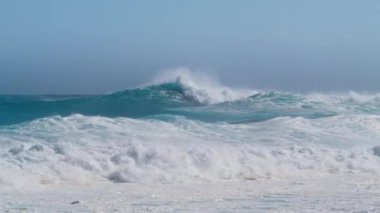Yavaş çekim gücü ve çarpıcı dalgalarla Pasifik Okyanusu 'nun güzelliği. Fırtınalı okyanusun akını, büyüleyici dalgaların Oahu adasının kuzey kıyısına doğru kayması, Hawaii 4K RED kamera görüntüsü