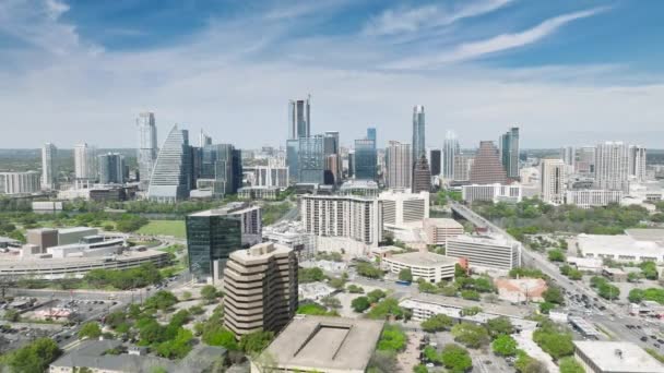 Drón Repül Zöld Elővárosi Terület Festői Üzleti Irodaházak Belvárosában Austin — Stock videók