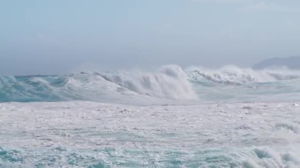 Stilla Havet Med Hisnande Bilder Vågor Som Bryter Vid Stranden — Stockvideo